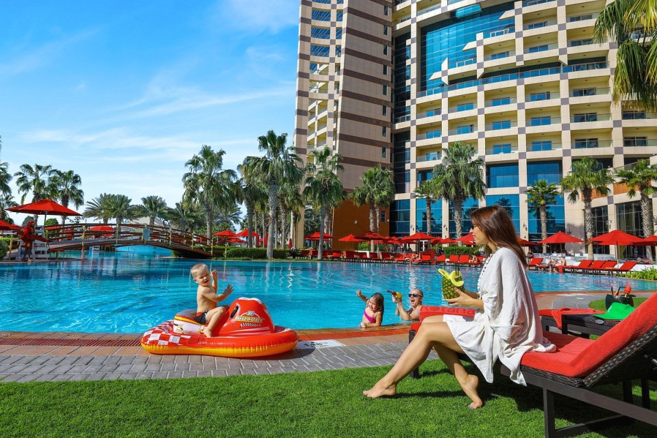 hotels-dubai-Khalidia-Palace-family-at-the-pool-26ba2c9637d85cfabc7a35aea816c669.jpg