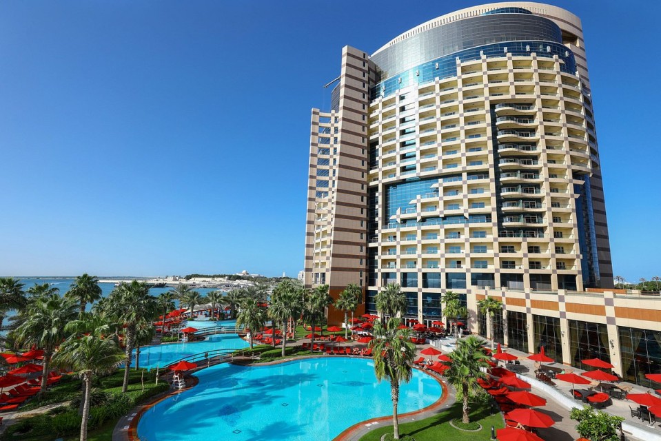 hotels-dubai-Khalidia-Palace-hotel-and-pool-view-26ba2c9637d85cfabc7a35aea816c669.jpg