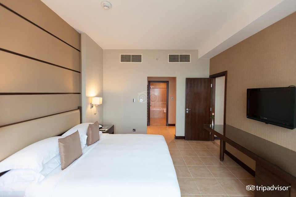 hotels-dubai-Khalidia-Palace-khalidiya-two-bedroom-suite-with--(4)-26ba2c9637d85cfabc7a35aea816c669.jpg