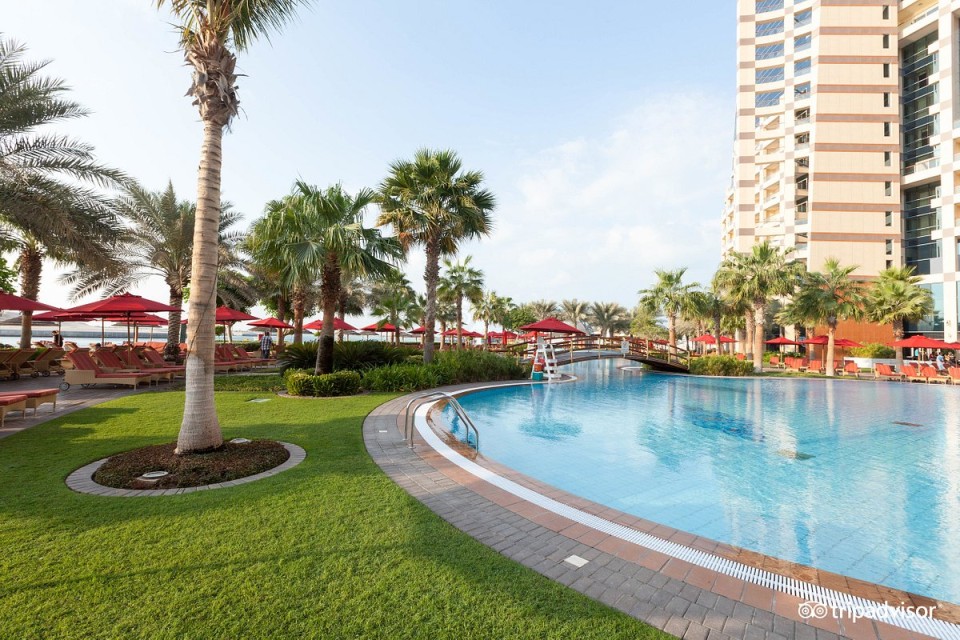 hotels-dubai-Khalidia-Palace-pool--v4966645-26ba2c9637d85cfabc7a35aea816c669.jpg