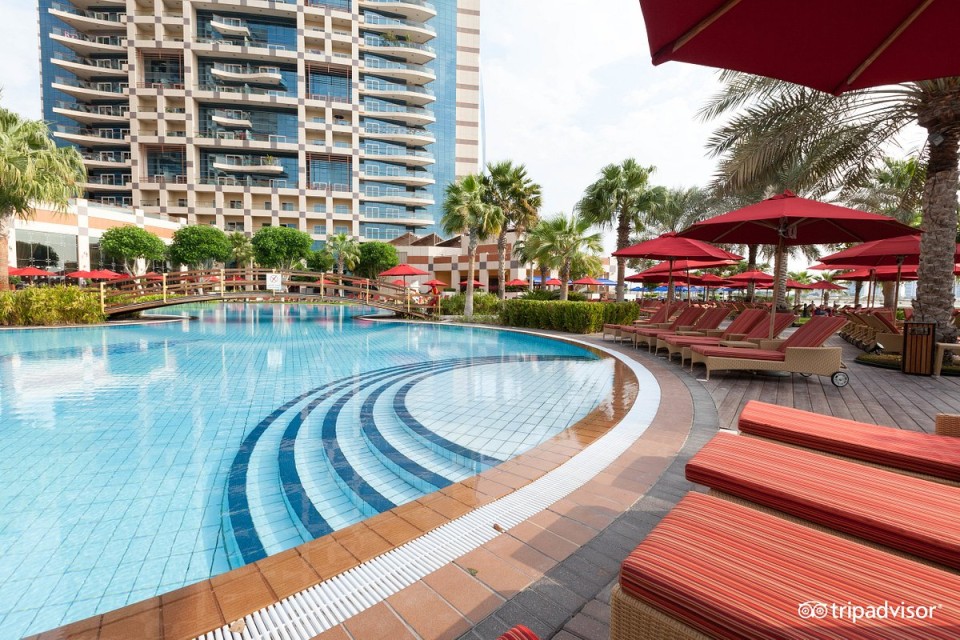 hotels-dubai-Khalidia-Palace-pool--v4966748-26ba2c9637d85cfabc7a35aea816c669.jpg
