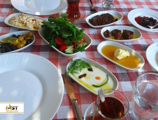 بهترین رستوران‌های آنتالیا برای خوردن صبحانه‌ ترکی با منظره‌ای از ساحل و جنگل