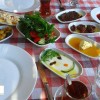 بهترین رستوران‌های آنتالیا برای خوردن صبحانه‌ ترکی با منظره‌ای از ساحل و جنگل