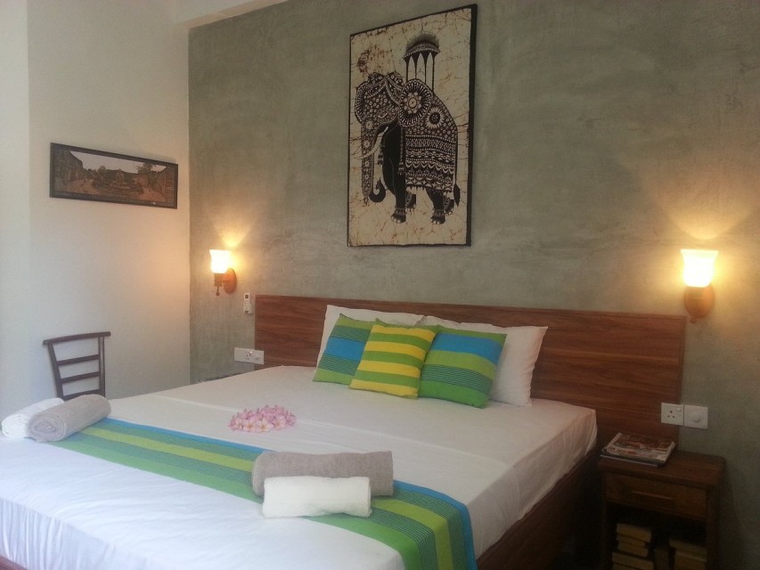 hotels-Sri-Lanka-Negombo-Green-Wood-Villa-king-bed-26ba2c9637d85cfabc7a35aea816c669.jpg