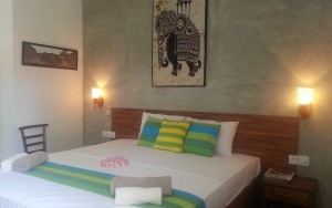 hotels-Sri-Lanka-Negombo-Green-Wood-Villa-king-bed-bb880fb51c6b9371b902060267e97128.jpg