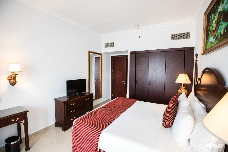 hotels-dubai-Mercure-Barsha-Heights-Suite-deluxe-suite-classic-style--v1159-(1)-26ba2c9637d85cfabc7a35aea816c669.jpg