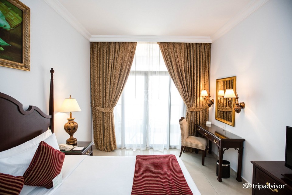 hotels-dubai-Mercure-Barsha-Heights-Suite-deluxe-suite-classic-style--v1159-26ba2c9637d85cfabc7a35aea816c669.jpg