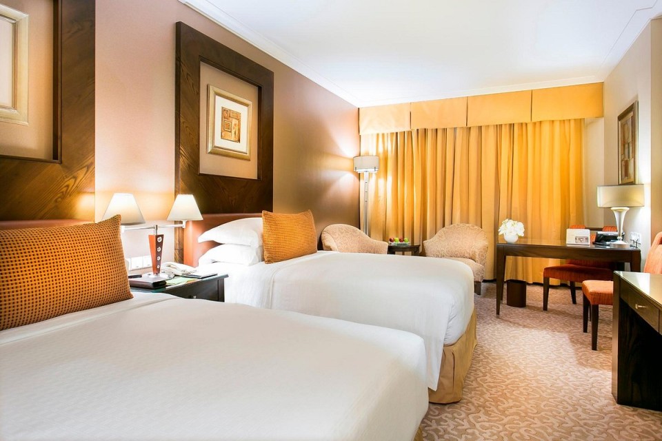 hotels-dubai-Swissotel-Al-Murooj-classic-room-(1)-26ba2c9637d85cfabc7a35aea816c669.jpg