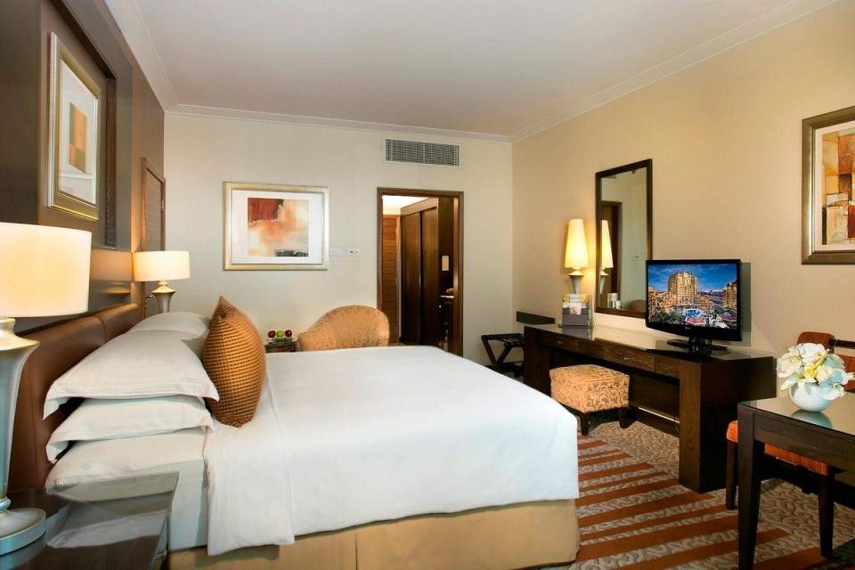 hotels-dubai-Swissotel-Al-Murooj-classic-room-26ba2c9637d85cfabc7a35aea816c669.jpg