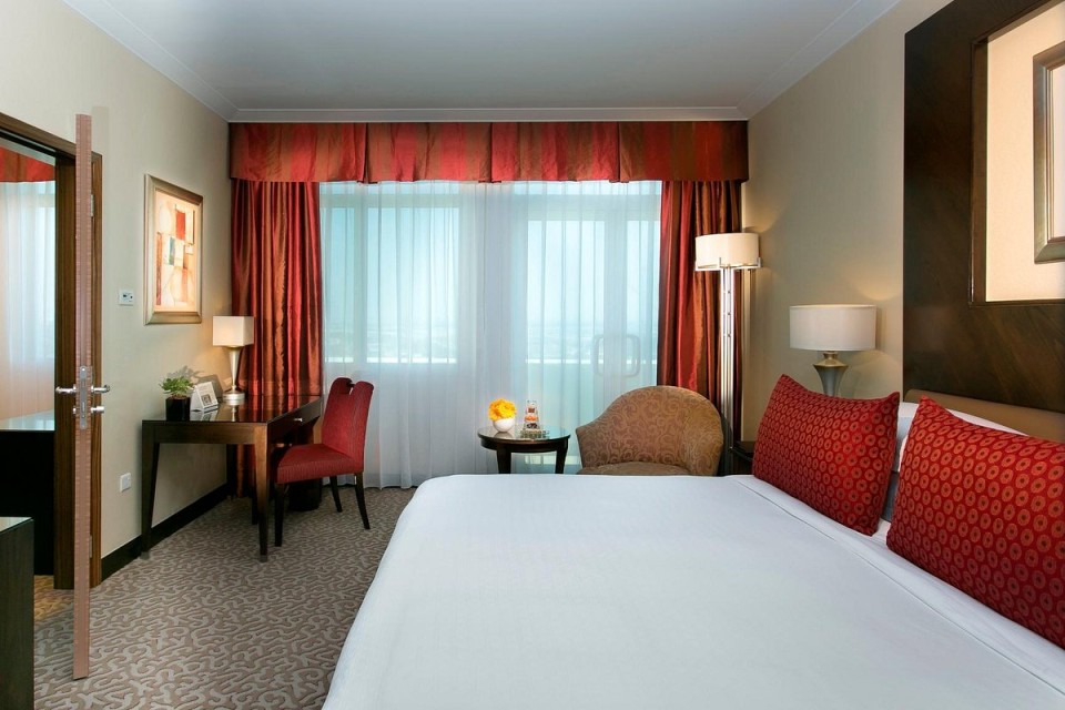 hotels-dubai-Swissotel-Al-Murooj-classic-suite-(1)-26ba2c9637d85cfabc7a35aea816c669.jpg