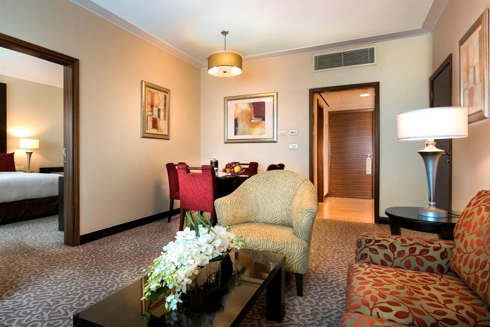 hotels-dubai-Swissotel-Al-Murooj-classic-suite-26ba2c9637d85cfabc7a35aea816c669.jpg