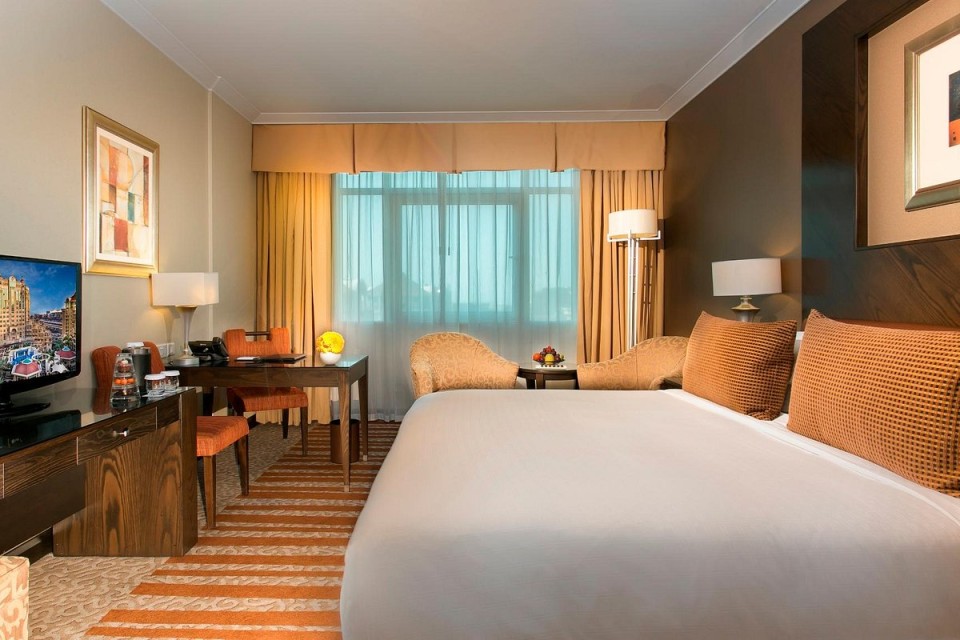 hotels-dubai-Swissotel-Al-Murooj-club-rotana-room-26ba2c9637d85cfabc7a35aea816c669.jpg