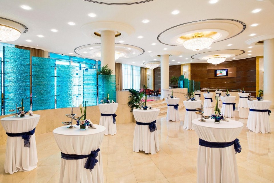 hotels-dubai-Swissotel-Al-Murooj-meeting-room-26ba2c9637d85cfabc7a35aea816c669.jpg