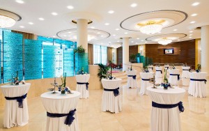 hotels-dubai-Swissotel-Al-Murooj-meeting-room-bb880fb51c6b9371b902060267e97128.jpg