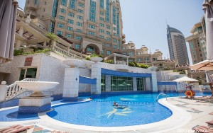 hotels-dubai-Swissotel-Al-Murooj-pool--v2866743-bb880fb51c6b9371b902060267e97128.jpg