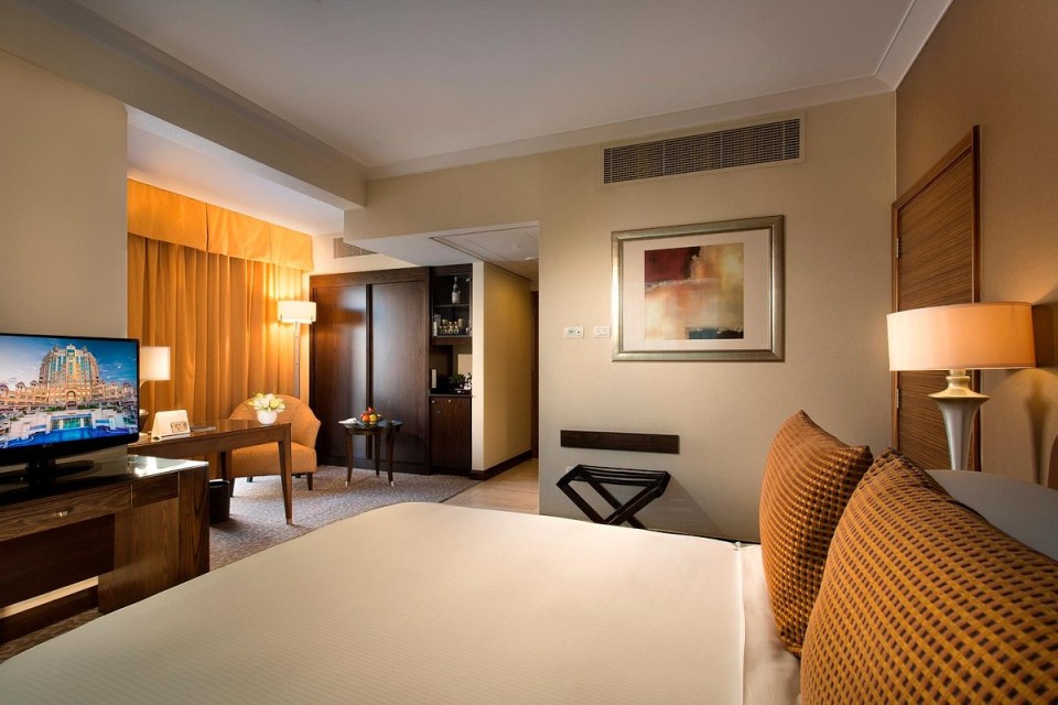 hotels-dubai-Swissotel-Al-Murooj-premium-room-26ba2c9637d85cfabc7a35aea816c669.jpg