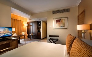 hotels-dubai-Swissotel-Al-Murooj-premium-room-bb880fb51c6b9371b902060267e97128.jpg