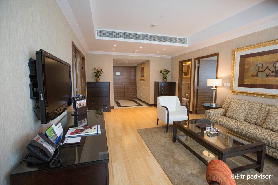 hotels-dubai-Swissotel-Al-Murooj-premium-suite--v2866567-26ba2c9637d85cfabc7a35aea816c669.jpg
