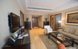 hotels-dubai-Swissotel-Al-Murooj-premium-suite--v2866567-bb880fb51c6b9371b902060267e97128.jpg