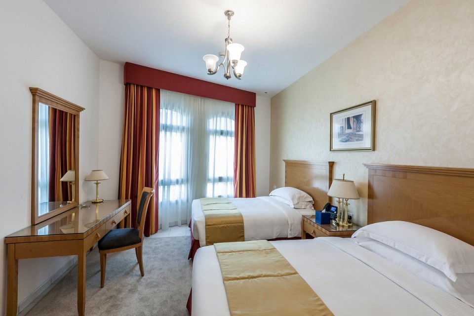 hotels-dubai-Swissotel-Al-Murooj-roda-al-murooj-(13)-26ba2c9637d85cfabc7a35aea816c669.jpg