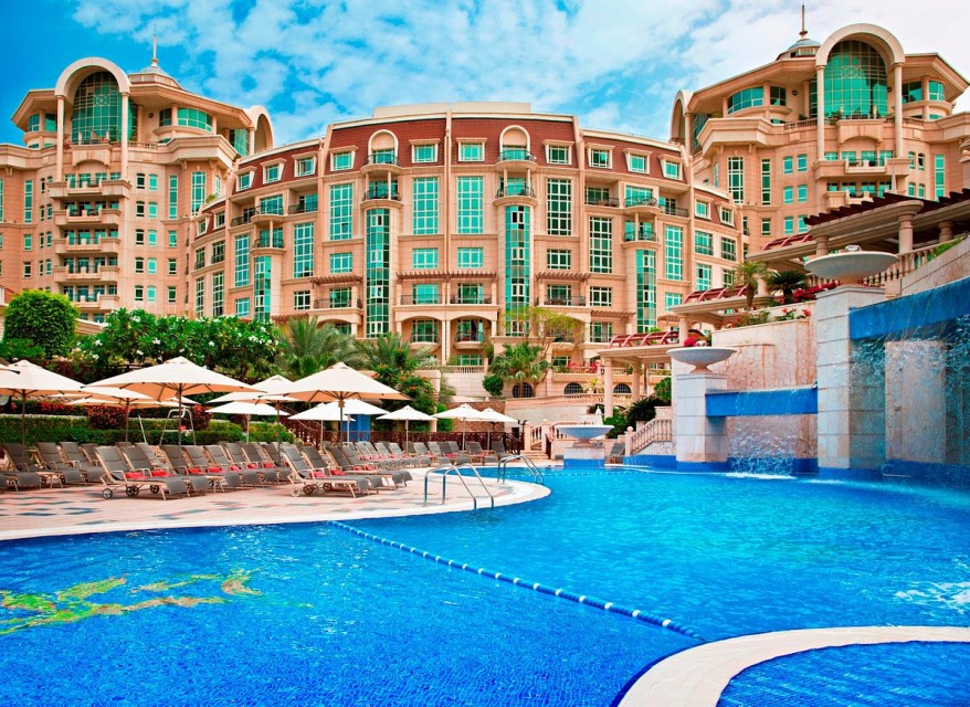 hotels-dubai-Swissotel-Al-Murooj-swimming-pool-(1)-26ba2c9637d85cfabc7a35aea816c669.jpg