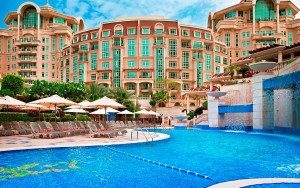 hotels-dubai-Swissotel-Al-Murooj-swimming-pool-(1)-bb880fb51c6b9371b902060267e97128.jpg