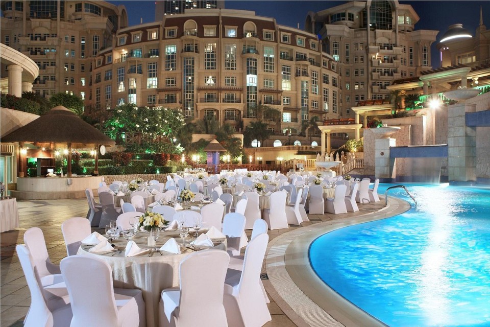 hotels-dubai-Swissotel-Al-Murooj-swimming-pool-(2)-26ba2c9637d85cfabc7a35aea816c669.jpg