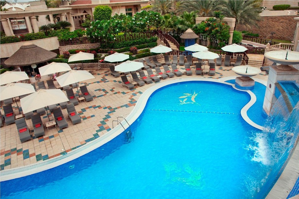 hotels-dubai-Swissotel-Al-Murooj-swimming-pool-26ba2c9637d85cfabc7a35aea816c669.jpg