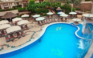 hotels-dubai-Swissotel-Al-Murooj-swimming-pool-bb880fb51c6b9371b902060267e97128.jpg