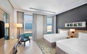 hotels-dubai-hotel-doubleTree-by-hilton-jumeirah-beach-dubai-guest-room-(13)-bb880fb51c6b9371b902060267e97128.jpg