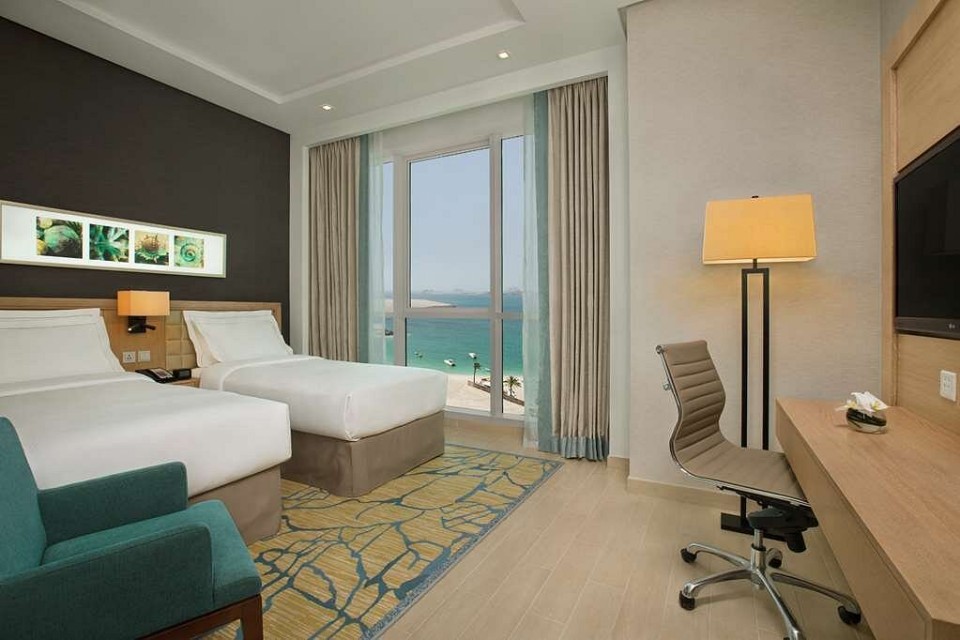 hotels-dubai-hotel-doubleTree-by-hilton-jumeirah-beach-dubai-guest-room-(4)-26ba2c9637d85cfabc7a35aea816c669.jpg