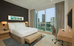 hotels-dubai-hotel-doubleTree-by-hilton-jumeirah-beach-dubai-guest-room-(5)-bb880fb51c6b9371b902060267e97128.jpg