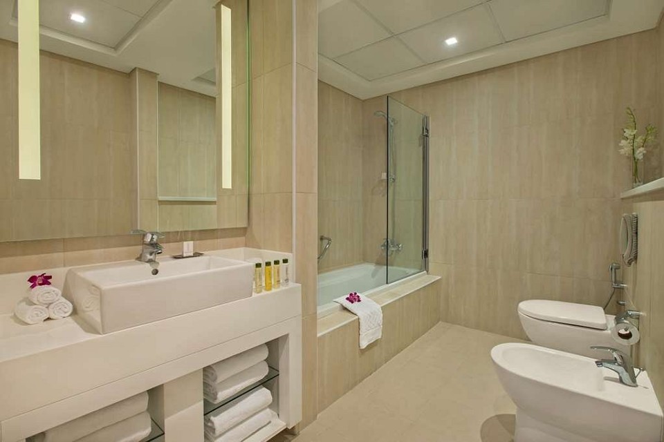 hotels-dubai-hotel-doubleTree-by-hilton-jumeirah-beach-dubai-guest-room-bath-(2)-26ba2c9637d85cfabc7a35aea816c669.jpg