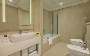 hotels-dubai-hotel-doubleTree-by-hilton-jumeirah-beach-dubai-guest-room-bath-(2)-bb880fb51c6b9371b902060267e97128.jpg