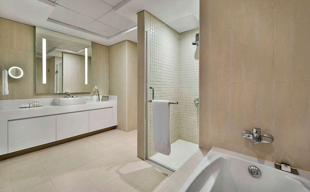 hotels-dubai-hotel-doubleTree-by-hilton-jumeirah-beach-dubai-guest-room-bath-26ba2c9637d85cfabc7a35aea816c669.jpg