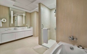 hotels-dubai-hotel-doubleTree-by-hilton-jumeirah-beach-dubai-guest-room-bath-bb880fb51c6b9371b902060267e97128.jpg