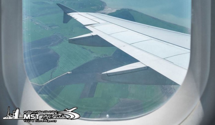 دلیل وجود سوراخ های کوچک روی پنجره هواپیما چیست؟