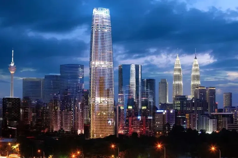برج اکسچنج ۱۰۶ که قبلاً با عنوان TRX Signature Tower شناخته می‌شد، یکی از بلندترین برج‌های کوالالامپور به شمار می‌رود. این آسمان‌خراش با ارتفاع 445.5 متر در حال حاضر چهارمین برج بلند کشور مالزی و پنجمین ساختمان بلند در جنوب شرق آسیا است. اکسچنج ۱۰۶ همچنین از نظر مساحت زیربنا که حدود ۴۵۴ هزار مترمربع است، دومین برج بزرگ مالزی محسوب می‌شود.