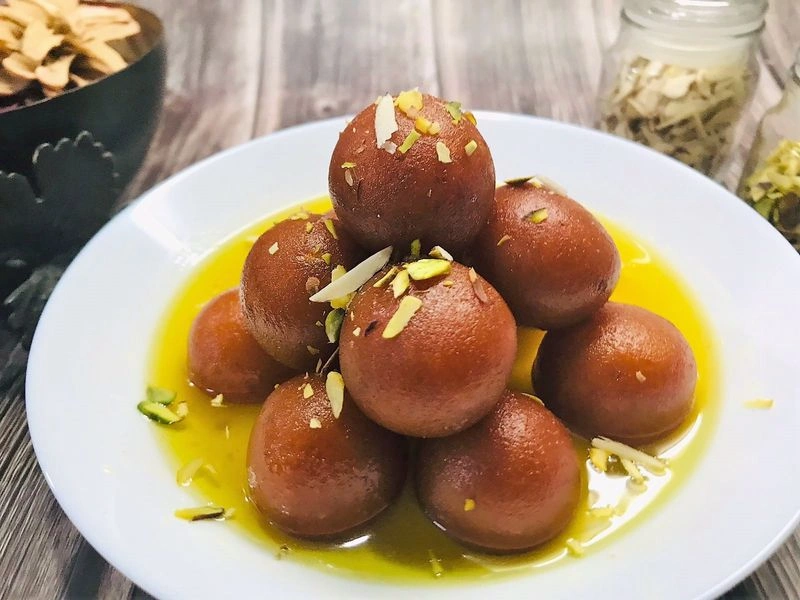 گلاب جامون (Gulab jamun): توپ‌های شیرین خیسانده در شهد قند