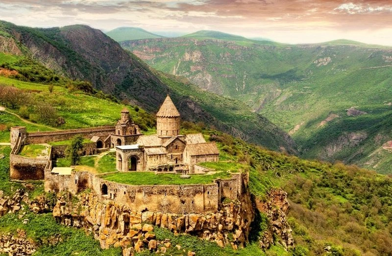 ارمنستان، کشوری که در مرکز قفقاز قرار گرفته، با طبیعتی چشم‌نواز، فرهنگی غنی و تاریخی پربار، مقصدی منحصربه‌فرد برای ماجراجویان و طرفداران تجربه‌های جدید است. تفریحات خاص در ارمنستان ترکیبی از هیجان، ماجراجویی و تجربه فرهنگ اصیل این کشور است؛ 
