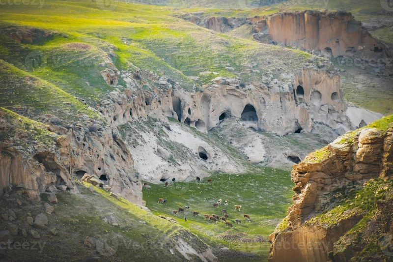 غار «موزِرو» یکی از غارهای اسرارآمیز ارمنستان است که در گذشته به عنوان محل سکونت انسان‌های اولیه استفاده می‌شده و کشف آثاری تاریخی در آن، این مکان را به مقصدی جذاب برای ماجراجویان تبدیل کرده است.