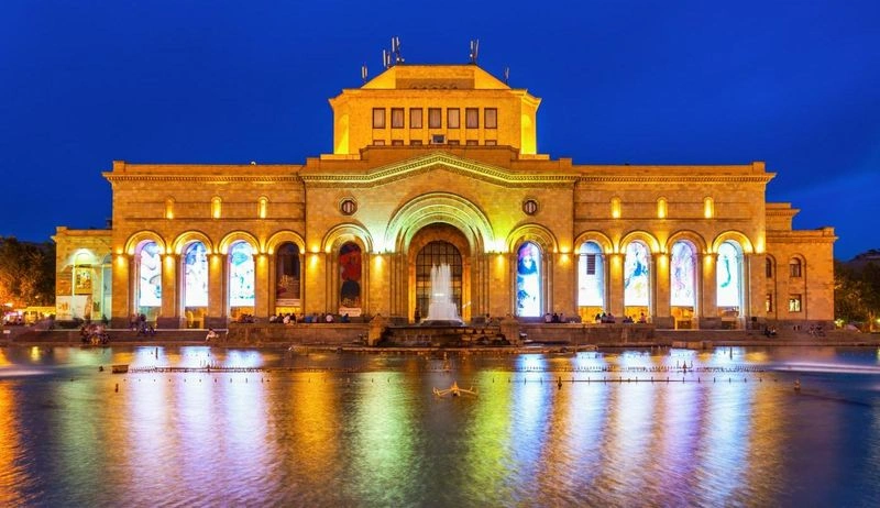علاوه بر تفریحات شبانه، ارمنستان میزبان رویدادهای فرهنگی مهمی است که گردشگران را با تاریخ، هنر و موسیقی این کشور آشنا می‌کند. برخی از این برنامه‌های جذاب عبارت‌اند از: