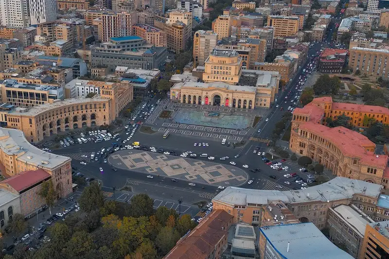 نمای هوایی از میدان جمهوری ایروان، با معماری زیبای ساختمان‌های اطراف و محوطه مرکزی