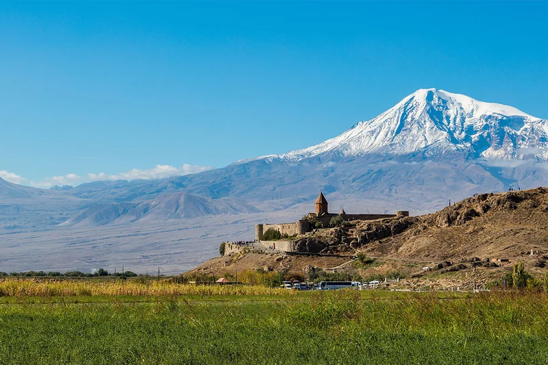 چشم‌انداز زیبای صومعۀ خور ویراپ در ارمنستان با منظره‌ای واضح از کوه آرارات