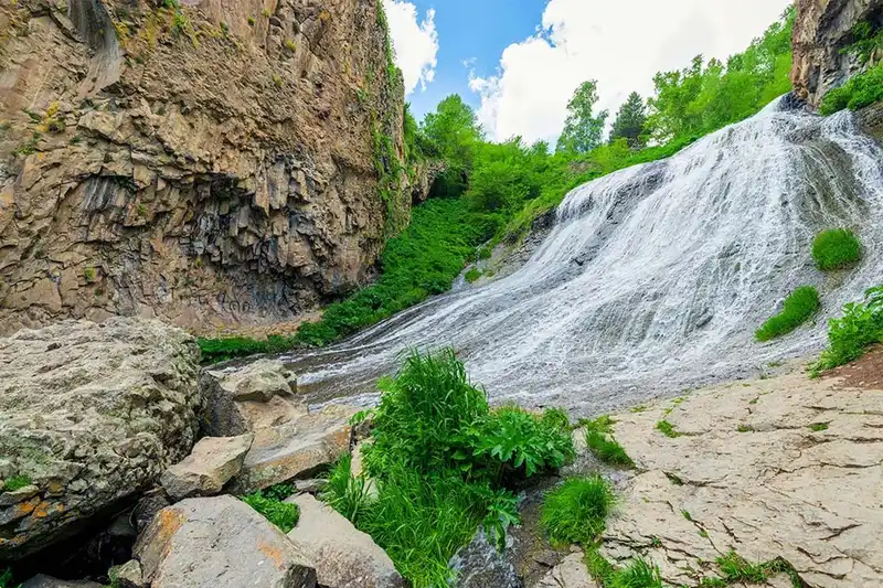 آبشار جرموک که میان صخره‌ها و طبیعت سرسبز ارمنستان جاری است