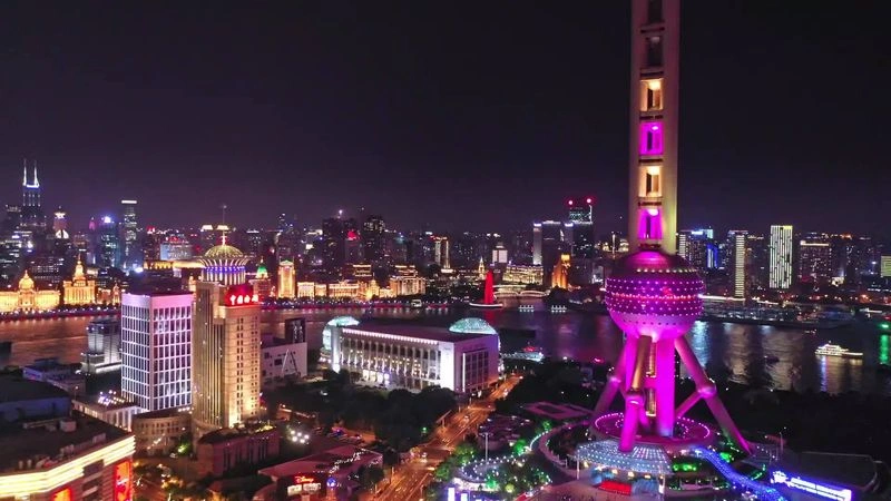 بازدید از برج تلویزیون شانگهای در دو زمان روز و شب، تجربه‌هایی کاملا متفاوت هستند. در روز، شما می‌توانید نمای کاملی از رودخانه هوانگ‌پو، منطقه پودونگ و ساختمان‌های بلند اطراف را تماشا کنید. نور طبیعی امکان عکاسی باکیفیت‌تر را نیز فراهم می‌سازد.