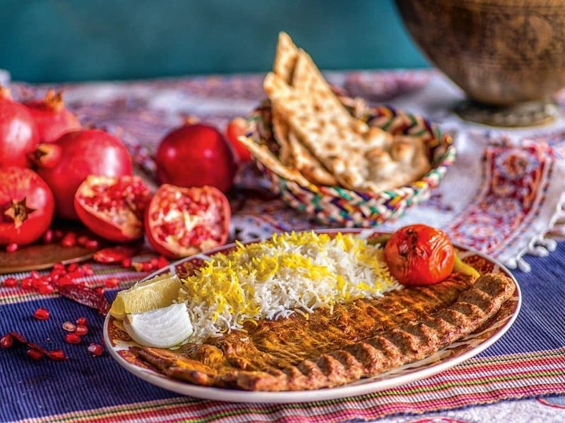 در انتخاب رستوران ایرانی مناسب در دبی، دسترسی و موقعیت مکانی اهمیت زیادی دارد. شما مطمئنا دوست ندارید زمانی زیادی را در رفت‌وآمد از اقامتگاه به رستوران مورد علاقه خود تلف کنید. نزدیکی محل اقامت به رستوران یا دسترسی سریع باعث می‌شود تا از زمان خود نهایت استفاده را ببرید. مناطقی مانند جمیرا، دیره و البرشا چندین ایستگاه مترو و اتوبوس دارند که به شما کمک می‌کنند رفت‌و‌آمد راحت و سریعی داشته باشید.