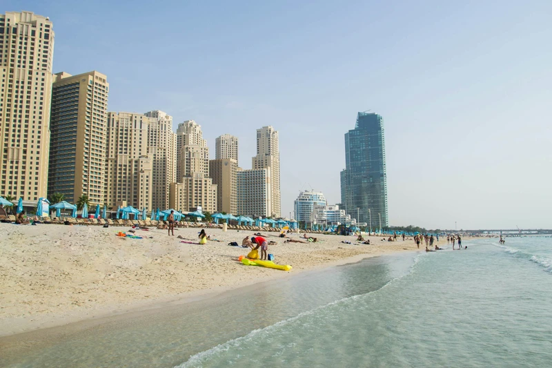 نمایی از ساحل جِیبیآر و برجهای اطراف آنجا