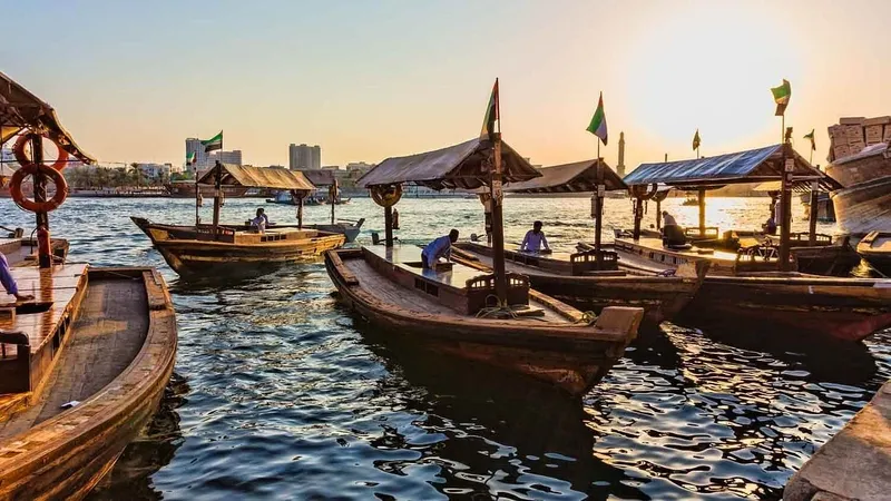 برای اینکه مسیر مناسب رسیدن به موزه را پیدا کنید، ابتدا باید ببینید در کدام سوی دبی هستید؛ زیرا این شهر را یک مسیر آبی به نام خور دبی (Dubai Creek) به ۲  بخش تقسیم کرده است: دیره (Deira) و بُر دبی (Bur Dubai). موزۀ ایلوژن دبی از هر دو سمت دیره و بُر دبی در دسترس است.