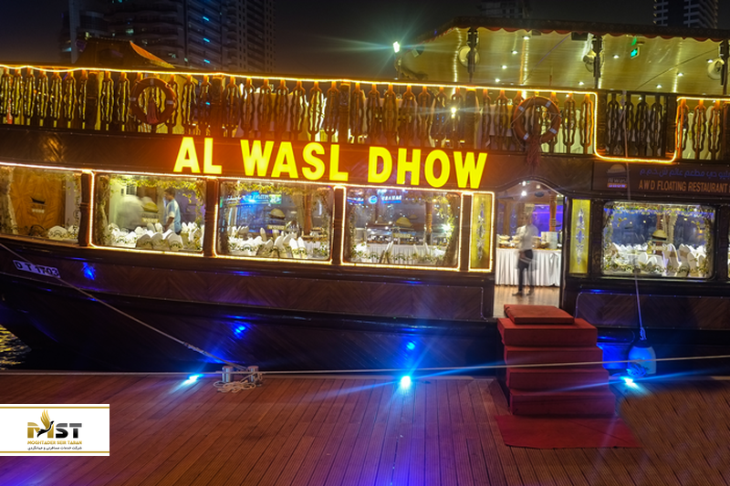 گردشی شبانه با قایق‌های Dhow